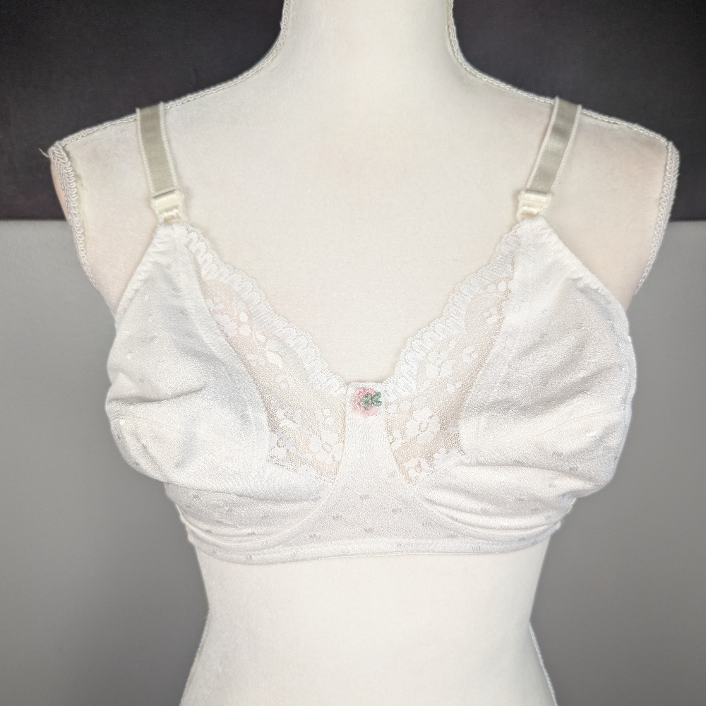 Vintage white bra with cute flower